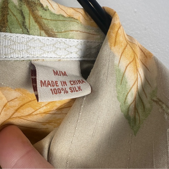 Tommy Bahama 100% Silk Medium Short Sleeve Button Down Tropical Beach Vacation - Picture 3 of 4